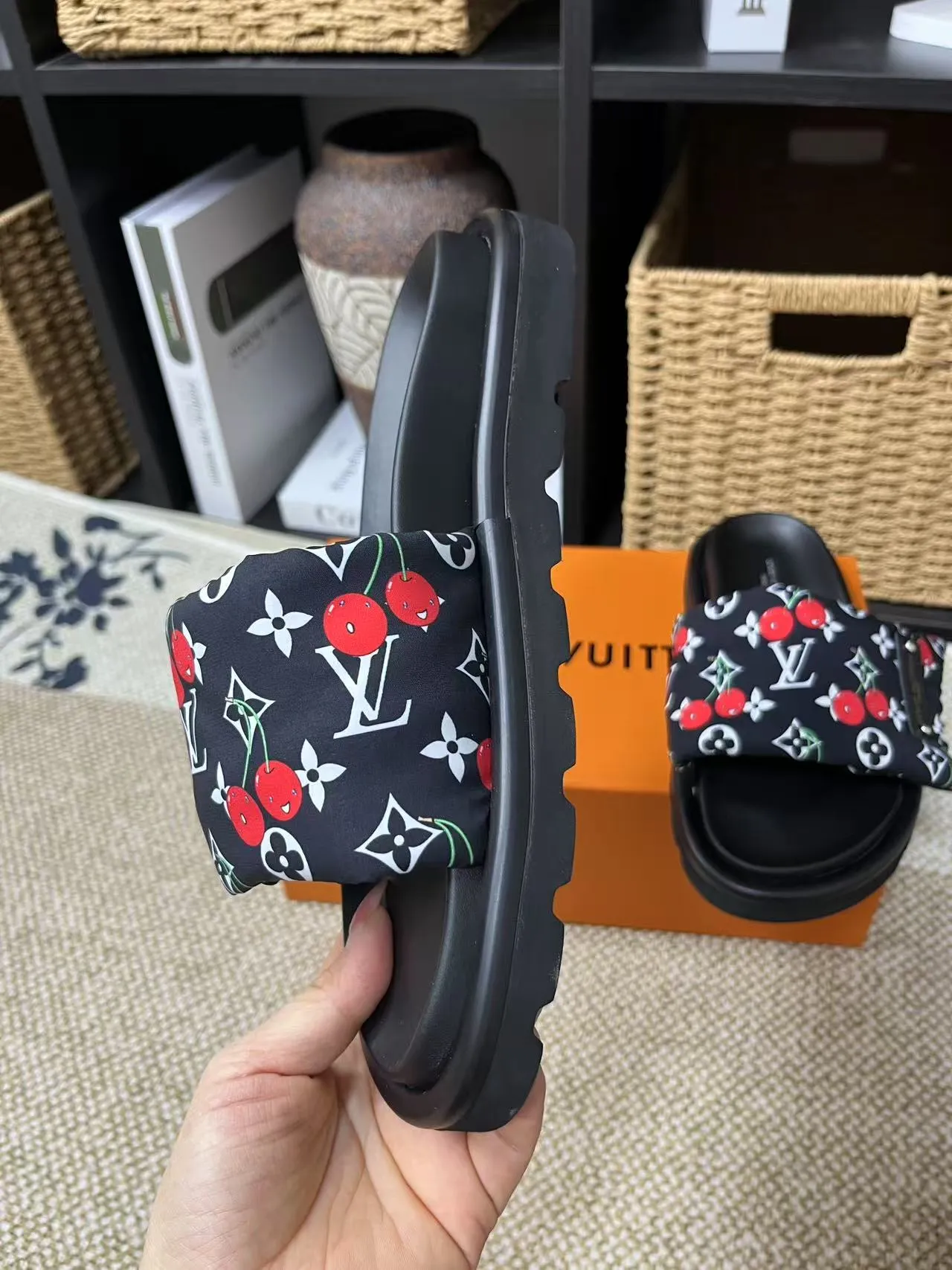 P340 yuan LV Louis Vuitton Full of high-end feel! A popular model among bloggers at home and abroad, it’s retro and fashionable, and looks stunning on your feet! Mainly recommended model on the official website★ ━━━━━ ЅᏇєєt ━━━━━ ▪️Upper: original calfskin ➕5D printing process ▪️Inner: imported mixed sheepskin ▪️Outsole: original molded foam outsole ▪️Size: Female 35-40 Men's 39-44 (women's 41 men's 45)